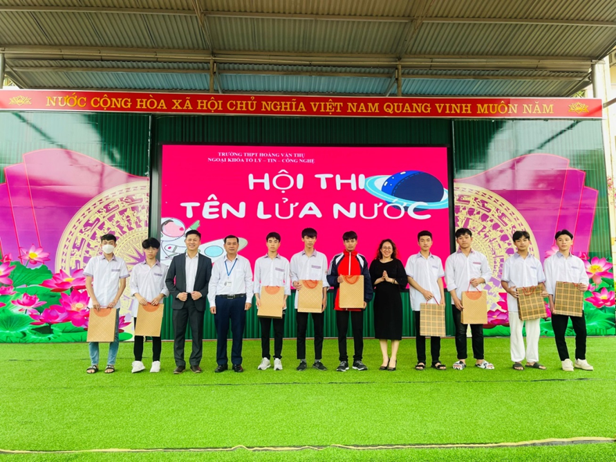 Đ/c Dương Việt Sơn và đại diện HCMHS  lên trao phần thưởng cho các đội thi.