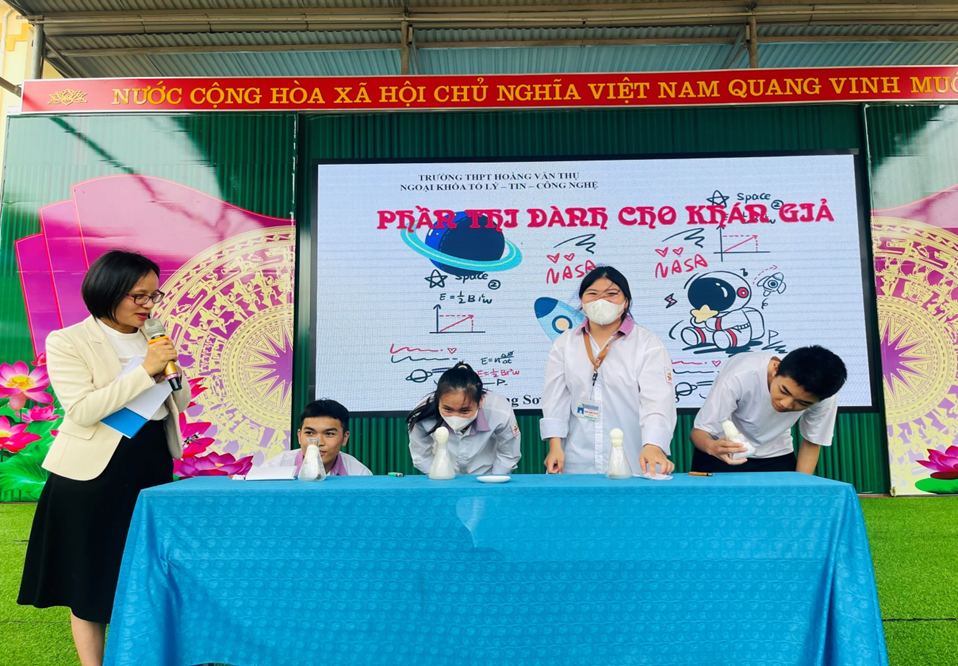 Học sinh tham gia một thí nghiệm vật lý