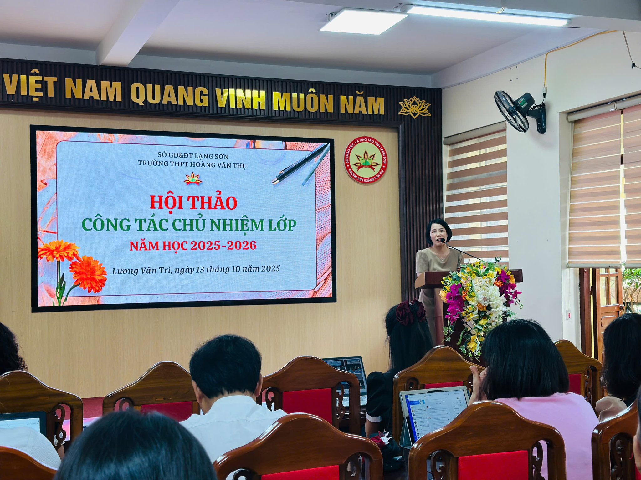 Có thể là hình ảnh về một hoặc nhiều người, cái bục và văn bản cho biết 'VIỆT NAM QUANG VINH MUÔN NĂM SÖGD&DTIANGSON TRƯONGT rHPT HOÀ HOANGVÄNTI THỤ HỘI THẢO CÔNG TÁC CHỦ NHIÊM LỚP NĂM HỌC 2025- 2025-2026 2026 Lưong Văn Tri, ngày13 tháng năm 2025'