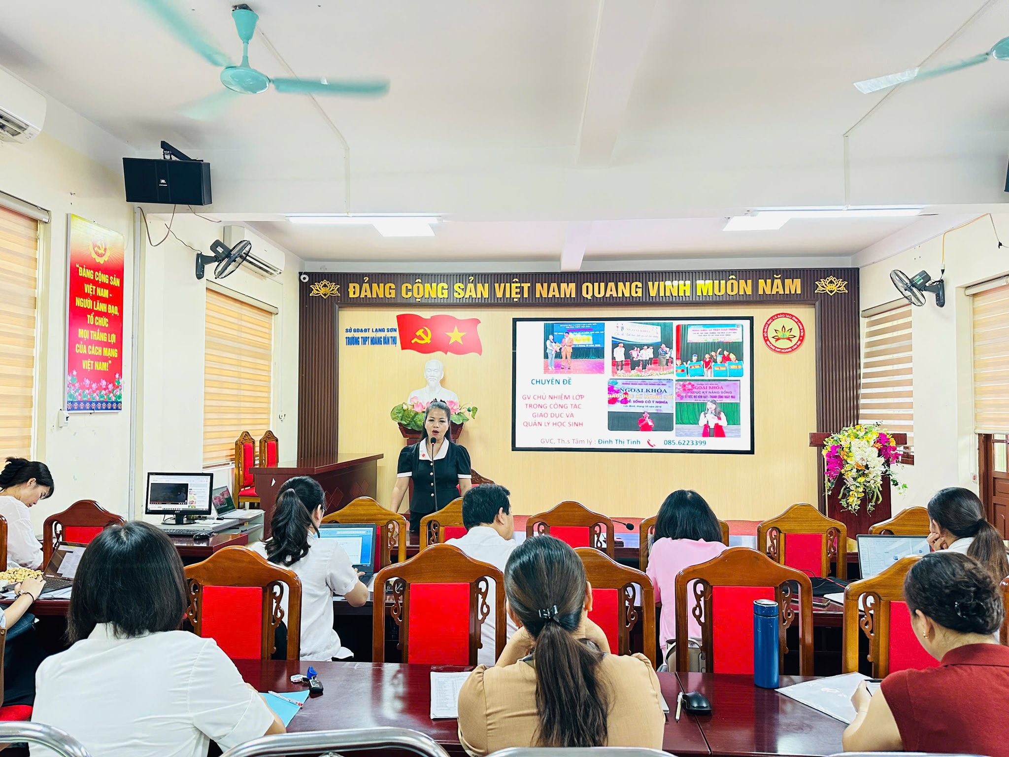 Có thể là hình ảnh về một hoặc nhiều người, mọi người đang học, đồ chơi trẻ em và văn bản