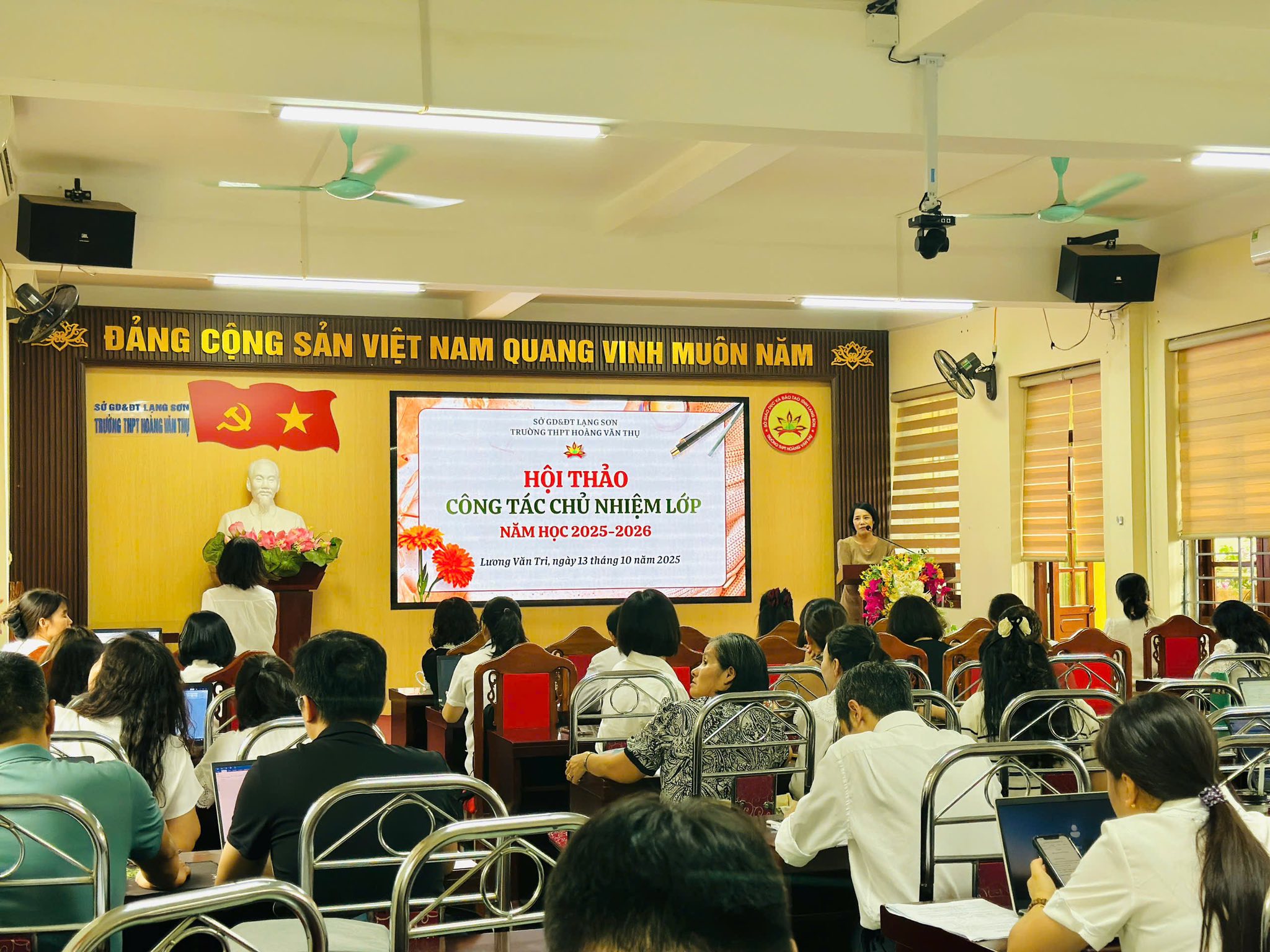 Có thể là hình ảnh về một hoặc nhiều người, cái bục và văn bản