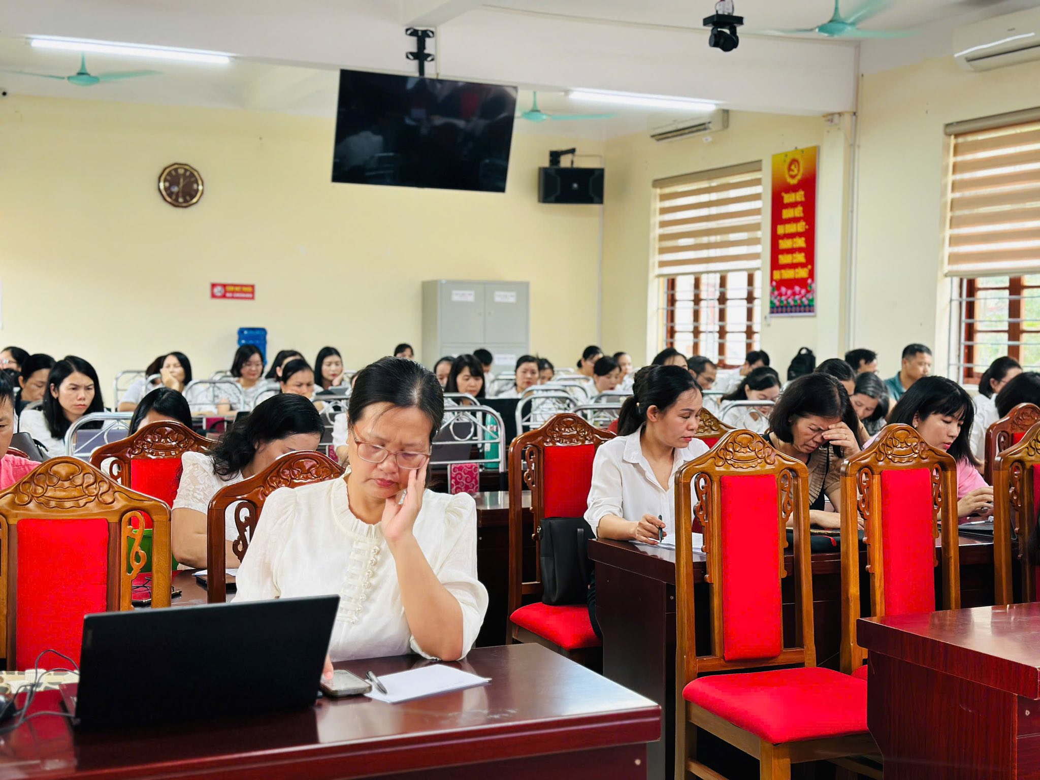 Có thể là hình ảnh về một hoặc nhiều người, mọi người đang học và văn bản