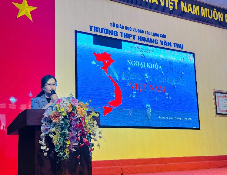 Cô Trần Thị Hậu – TTCM tổ Sử - Địa - GDKT&PL – phát biểu khai mạc.
