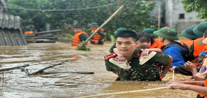Công an huyện Chi Lăng – Lạng Sơn vào vùng lũ giải cứu nhiều người dân. Ảnh: Báo Lạng Sơn