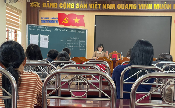 Đồng chí Nông Thúy Quỳnh - phó chủ tịch hội đồng coi thi triển khai công việc