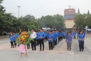 LỄ KẾT NẠP ĐOÀN VIÊN ĐỢT I VÀ TẬP HUẦN NGHIỆP VỤ ĐOÀN-HỘI TRƯỜNG THPT HOÀNG VĂN THỤ NĂM HỌC 2017 - 2018