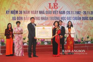 Trường THPT Hoàng Văn Thụ đón bằng công nhận trường đạt chuẩn quốc gia