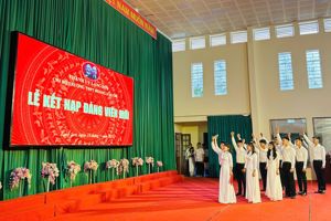 Lễ kết nạp Đảng cho 12 quần chúng ưu tú, trong đó có 01 giáo viên là cán bộ đoàn tiêu biểu, 11 học sinh tiêu biểu vừa tròn 18 tuổi