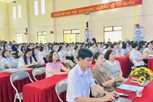 Hội Khuyến học tỉnh Lạng Sơn trao học bổng cho học sinh vượt khó Trường THPT Hoàng Văn Thụ