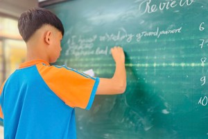 Học sinh Trường THPT Hoàng Văn Thụ tích cực ôn tập, trao đổi kiến thức môn Tiếng Anh chuẩn bị cho kỳ thi giữa học kỳ I