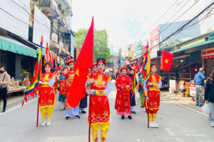 Học sinh trường Hoàng Văn Thụ tham gia nghi lễ rước kiệu Lễ hội đền Kỳ Cùng - Tả Phủ